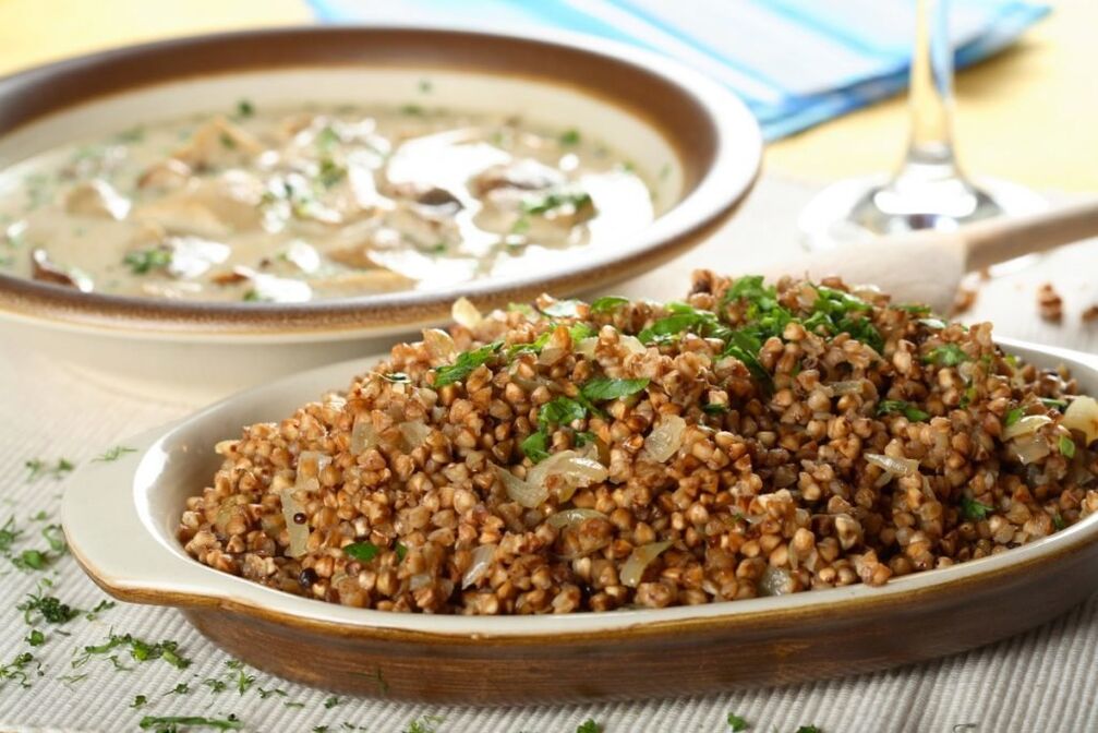 Buchweizen mit Fleisch und Kräutern