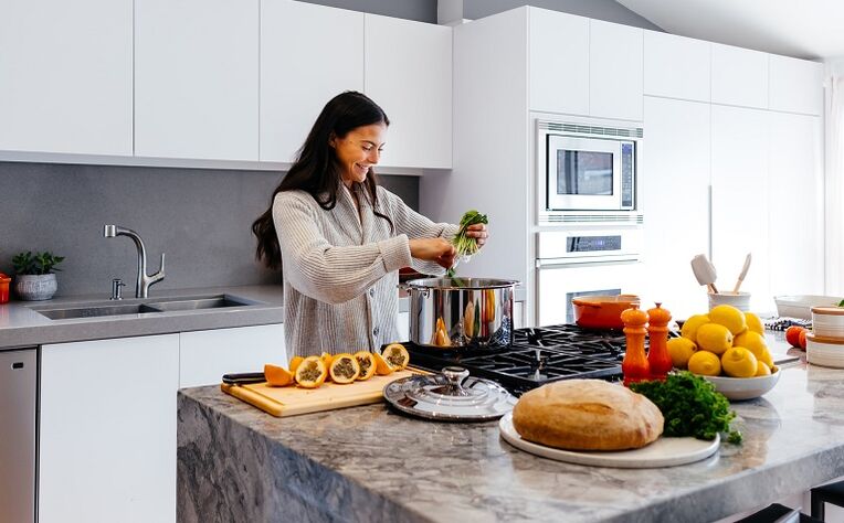 Kochen Sie gesunde Lebensmittel für die Trainingsproduktivität